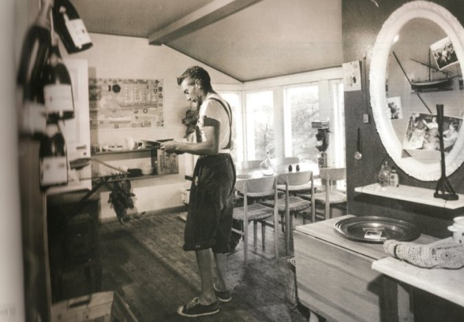 L'arquitecte Jordi Tell Novelles (Barcelona, 1907-Fredrikstadt, Noruega, 1991), a l'interior de la casa que es va construir a l'illa de Borholmen, cap a 1957.  Publicada al llibre "Tell. El llop solitari de l'exili català", de Gemma Domènech i Casadevall.  Foto: ARXIU FAMÍLIA TELL, NORUEGA